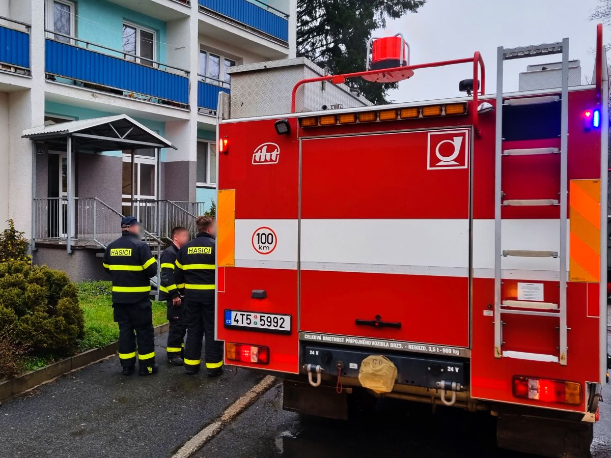 hasicifrenstat's tweet photo. Dvě jednotky dnes zasahovaly u hlášeného požáru výškové budovy ve Frenštátě pod Radhoštěm. Pravděpodobně se jednalo o požár plastového objektu ve společných prostorách, který se ale již naštěstí nestačil rozšířit. #hasicifrenstat https://t.co/cRroWwbsQz https://t.co/GdWHOW4q9k