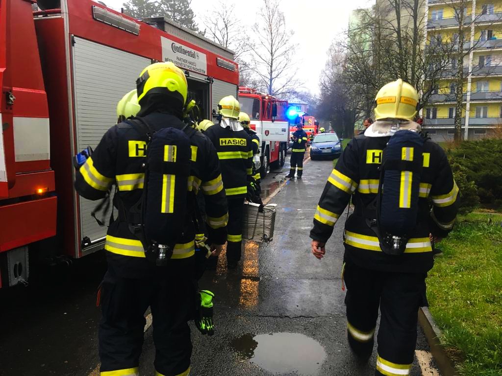 hasicifrenstat's tweet photo. Dvě jednotky dnes zasahovaly u hlášeného požáru výškové budovy ve Frenštátě pod Radhoštěm. Pravděpodobně se jednalo o požár plastového objektu ve společných prostorách, který se ale již naštěstí nestačil rozšířit. #hasicifrenstat https://t.co/cRroWwbsQz https://t.co/GdWHOW4q9k
