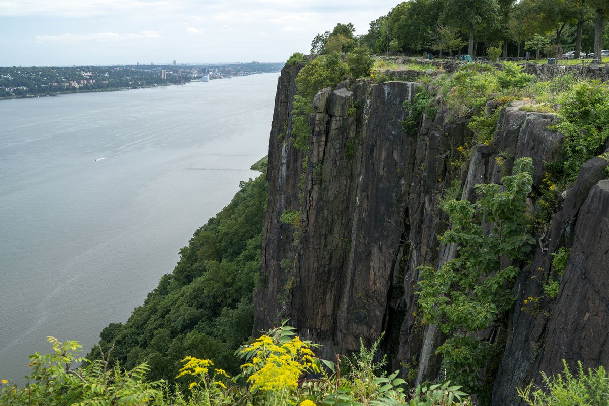BCWildfireHelp's tweet photo. @Rockland_Daily #NYfire | #Haverstraw #wildfire
Excellent 🔥coverage @Rockland_Daily!
Loving your videos &amp; photos!

I map fires &amp; geology, the Newark Rift Basin Palisades have always amazed me! Great to see the present area conditions/fire zone areas.🧐

Is the fire named &amp; how is containment? https://t.co/jbzdvsenSK