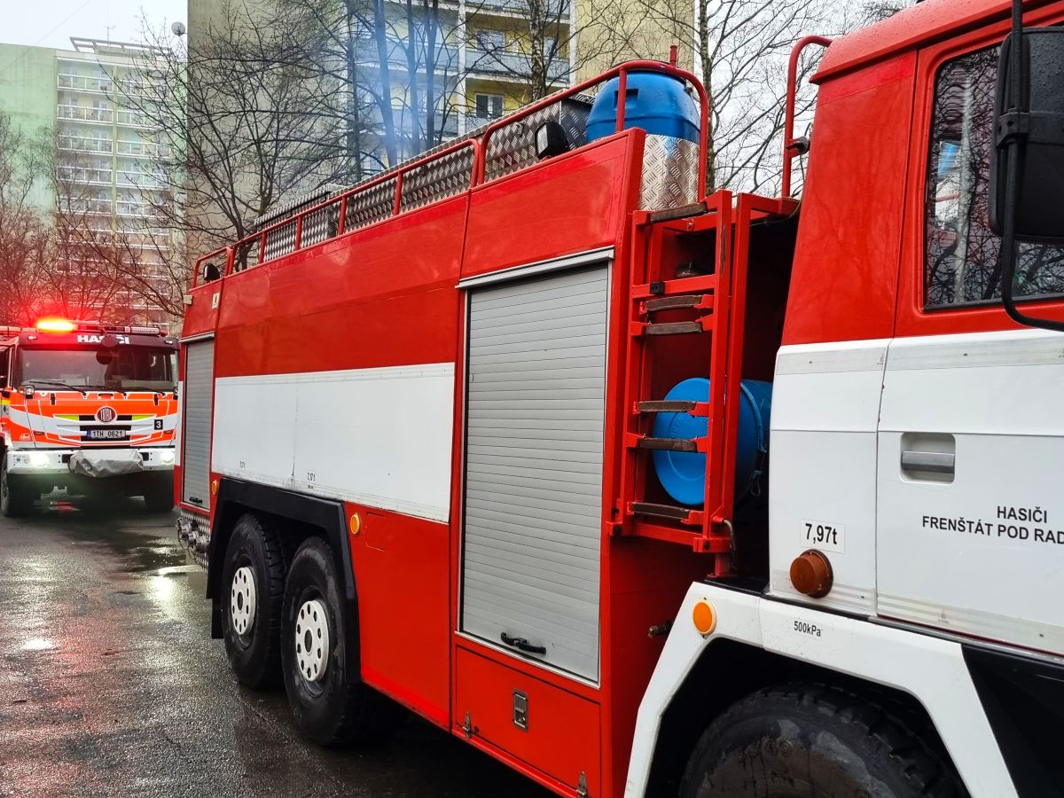 hasicifrenstat's tweet photo. Dvě jednotky dnes zasahovaly u hlášeného požáru výškové budovy ve Frenštátě pod Radhoštěm. Pravděpodobně se jednalo o požár plastového objektu ve společných prostorách, který se ale již naštěstí nestačil rozšířit. #hasicifrenstat https://t.co/cRroWwbsQz https://t.co/GdWHOW4q9k