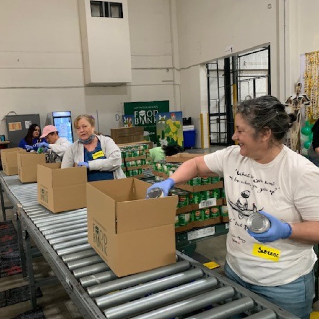 myCCCU's tweet photo. At CCCU, we believe in giving back, and our staff put this belief into action by volunteering at the @LAFoodBank. We packaged over 2,941 kits in one day to fight hunger and make a positive impact in our community! #foodbank #volunteer #myCCCU https://t.co/ofoZMbrsIn