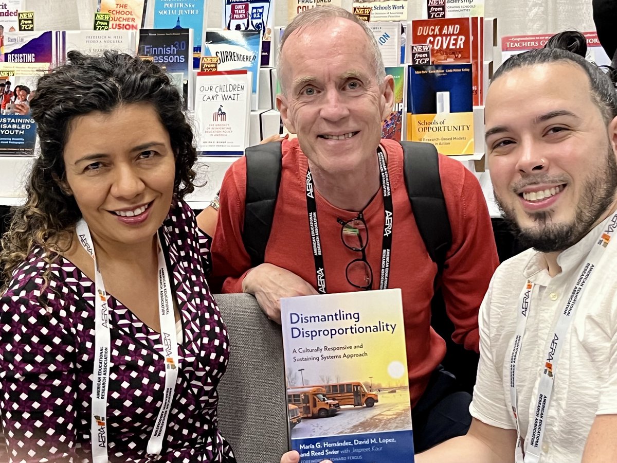 A wonderful signing for Dismantling Disproportionality with María Hernández and <a href="/dlopez196/">David Lopez</a>. Thanks for being here!

<a href="/metronyu/">NYU Metro Center</a> <a href="/WestEd/">WestEd</a> 

tcpress.com/dismantling-di…