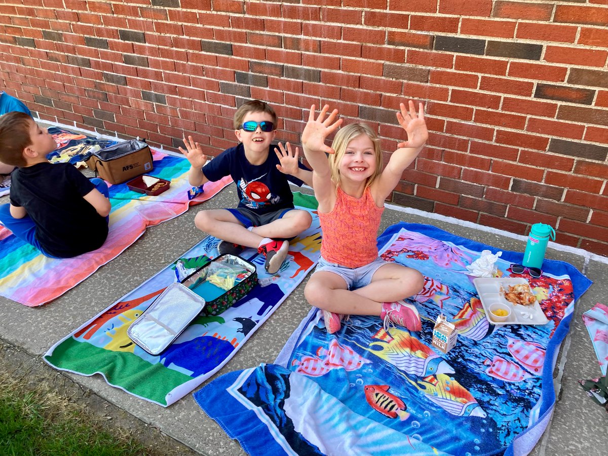 KatherineMcArt1's tweet photo. What do you do when itβs a beautiful Fridayβ¦. Have lunch outside! πβοΈ #firstgradememories #greenmenpride https://t.co/1Pm8eLR4QK