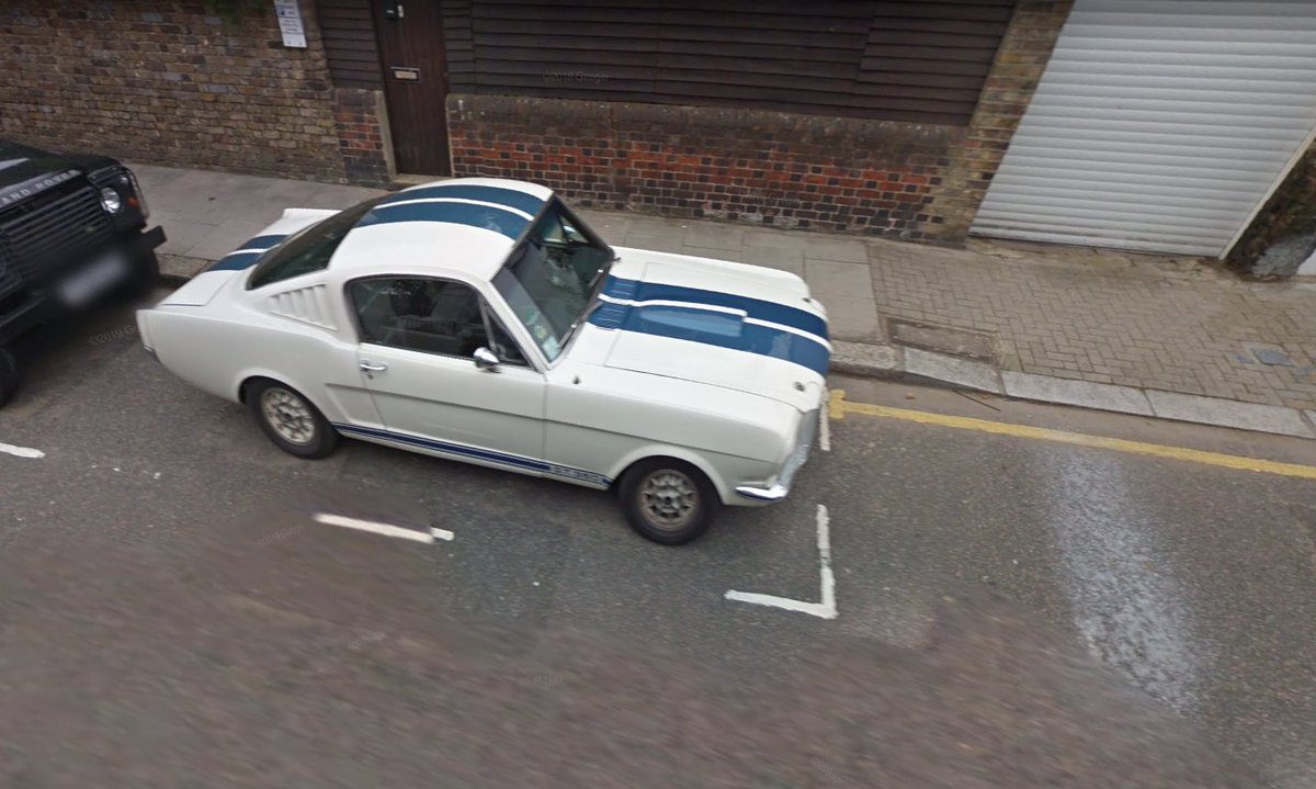 Cars_SV's tweet photo. Not what you expect in a London street! This Mustang GT350 (possibly a replica) stands out like a sore thumb in the grey of England, but looks incredibly cool at it
#SV_Classics https://t.co/3oYa7rs7wI