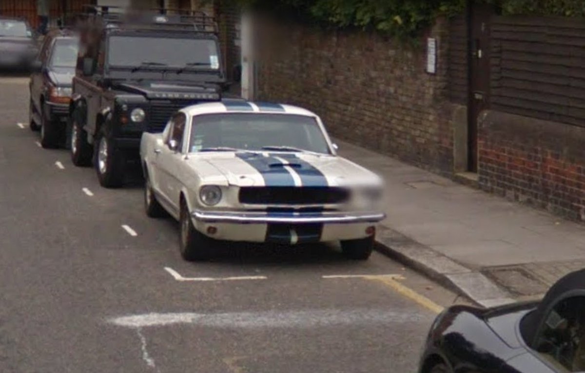 Cars_SV's tweet photo. Not what you expect in a London street! This Mustang GT350 (possibly a replica) stands out like a sore thumb in the grey of England, but looks incredibly cool at it
#SV_Classics https://t.co/3oYa7rs7wI