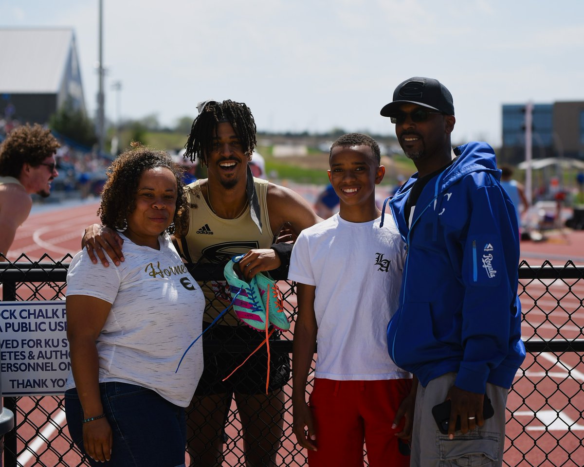 DotteSportsPix's tweet photo. Great to see the Scott family out to watch @dloscottt racing for Emporia at @KU_Relays. Davion says little brother Sedric is going to be even faster, so look out for @TurnerTrack22 in the next few years. https://t.co/L0BFHwMnWc