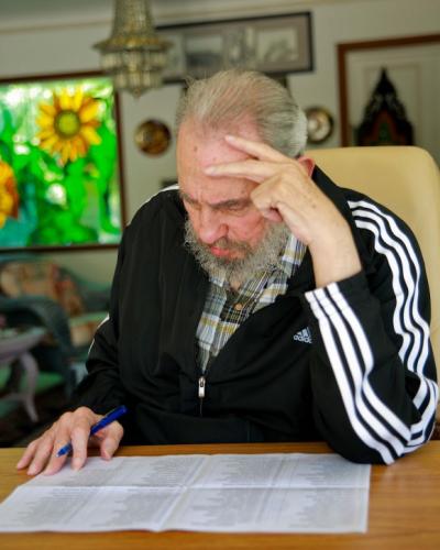 FSoldadodeIdeas's tweet photo. 📷 #FidelCastro vota por el nuevo Comité Central de Partido en ocasión del VICongreso de la organización, 18 de abril de 2011 https://t.co/UvAkYEha9u https://t.co/1HA9EmNCWI