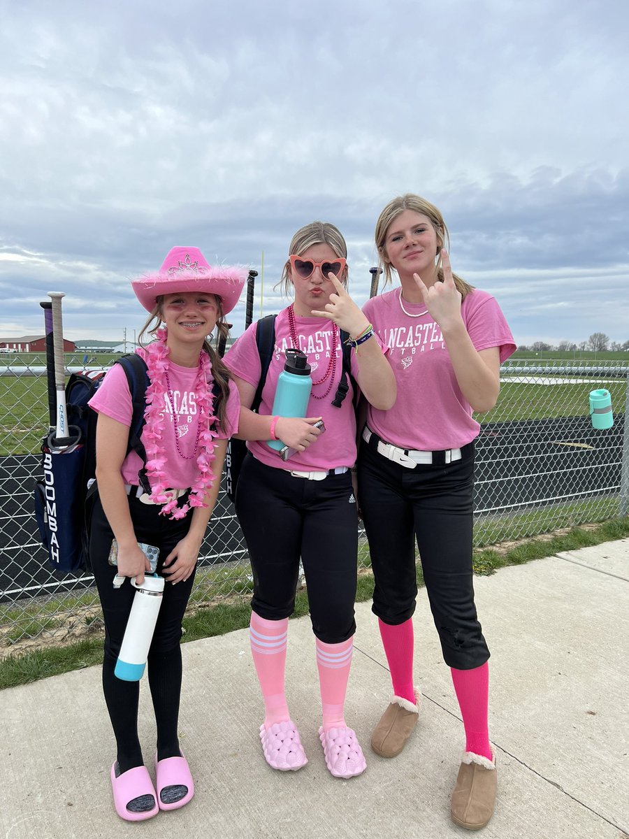 What do you do when you have to practice for a game the next day? THEME WARS!! Congrats to the “Pink” team! #Gales🥎