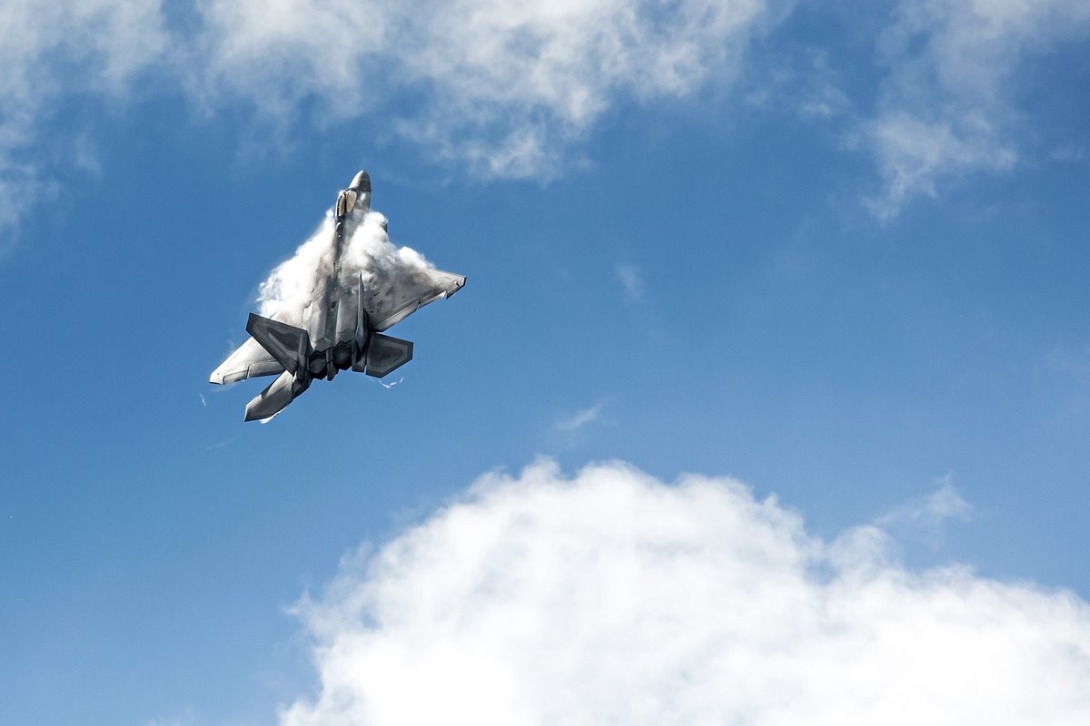 gskphotoz's tweet photo. F-22 Raptor Demo Team at 2016 Thunder Over Michigan
#thunderovermichigan #usa #airforce #f22 #fighterjet #fighter #military #michigan #militaryaviation #airshow #f22raptor #airshowphotography #aircraft #aviation #avgeek #jet #unitedstates #aviationpics #lockheadmartin https://t.co/OZqfw7GD6W