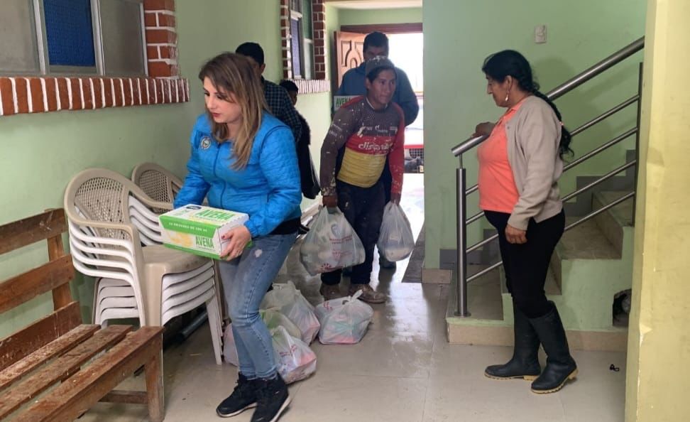 #Azuay | Llegamos a la comunidad Zapata, donde entregamos colchones y alimentos a familias damnificadas que perdieron sus viviendas por deslizamiento de tierra. Esta donación se realizó gracias al aporte de <a href="/Colineal_ec/">COLINEAL</a> y el Club Rotary Santa Ana de los Ríos Cuenca.