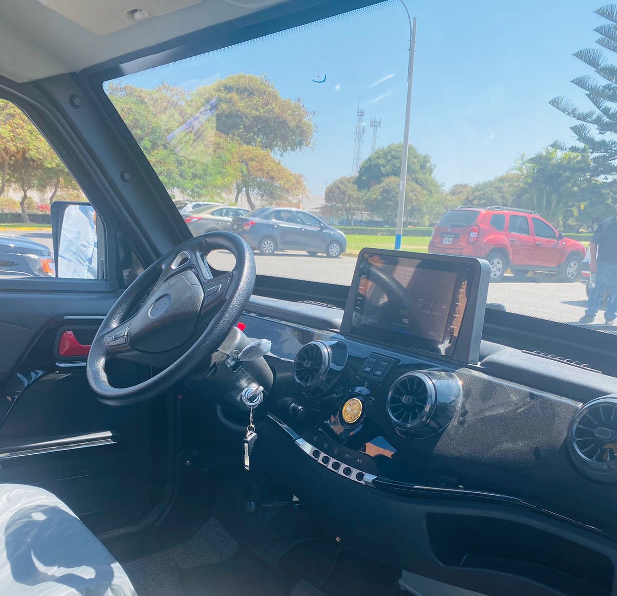 #NovedadZofra 📢 : 𝗔𝗨𝗧𝗢𝗠𝗢́𝗩𝗜𝗟𝗘𝗦 𝗘𝗟𝗘́𝗖𝗧𝗥𝗜𝗖𝗢𝗦 𝗘𝗡 𝗭𝗢𝗙𝗥𝗔𝗧𝗔𝗖𝗡𝗔 🚙🚘.
Nuestro Usuario de Deposito Franco  “Vehículos Eléctricos del Sur”, ingresó a ZOFRATACNA la primera flota de vehículos eléctricos cero kilómetros. #Tacna #ZOFRATACNA