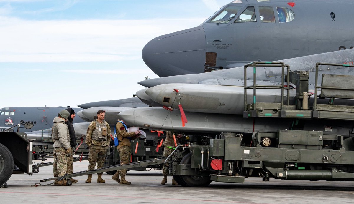 Hans Kristensen on Twitter "Bomber nuke loading exercise at Minot AFB as part of 