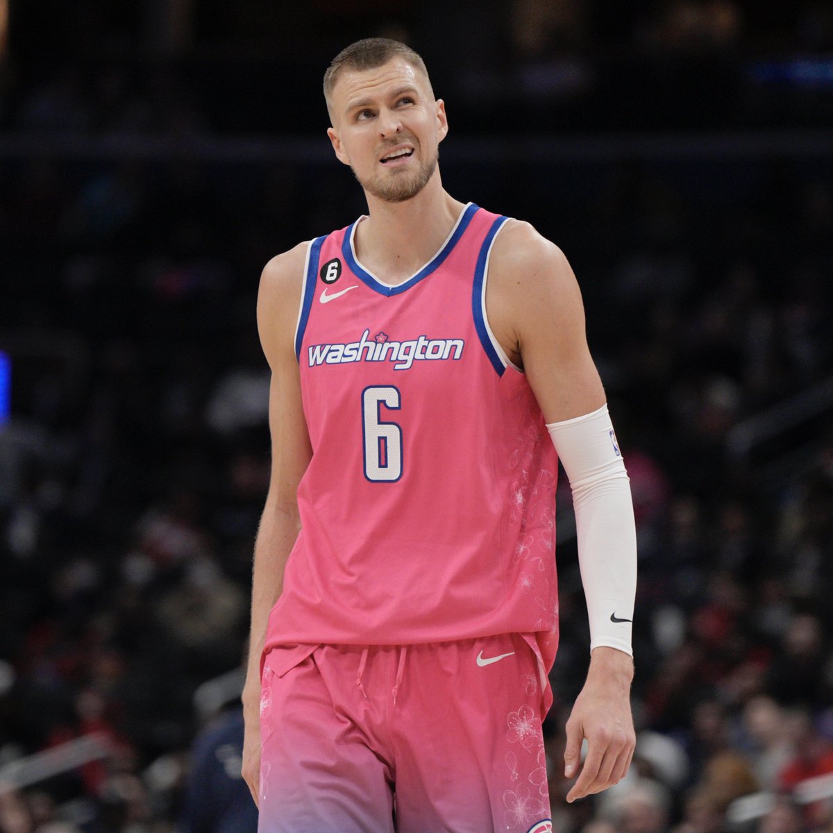 PlaySwoops's tweet photo. Lowest points per possession allowed at the rim (minimum 150 possessions)

1. Porzingis: 0.87
2. Brooks: 0.88
3. JJJ: 0.90
4. Markkanen: 0.95
5. Kessler:0.96
6. Claxton: 0.97
7. Washington: 0.989
8. Gafford: 0.99
9. Ayton: 1.02
10. Okongwu: 1.024
.
.
.
58. Sengun: 1.31 https://t.co/tLZX4COmxg