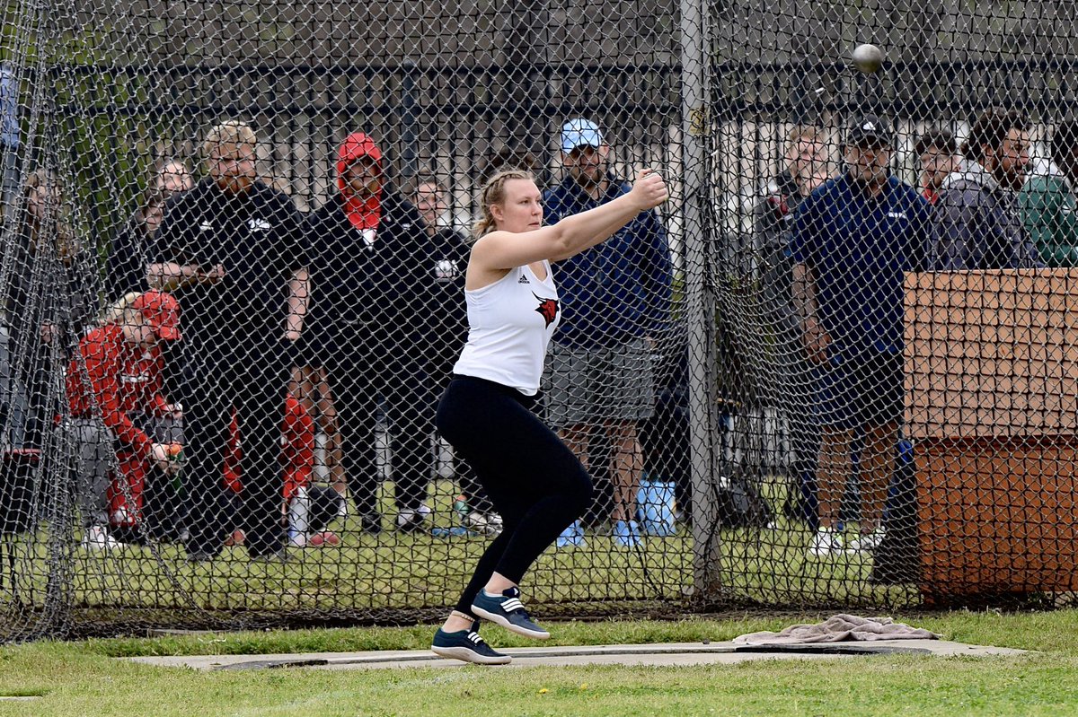 Mary Fennessy launches a 💣 in the hammer throw of 152’8”. That distance is over a 7 foot PR and moves her up to #️⃣7️⃣ in school history‼️

#OmahaTFXC | ⚫️🔴🐮