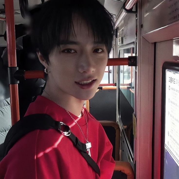 uppuzcats's tweet photo. taegyu in black hair!! (and wearing red too) #TAEHYUN #BEOMGYU https://t.co/RQos9Lz1pN