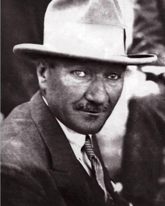 ⛳️*Freud diyor ki, Atatürk insanlığın sanatçısıdır!*

⛳️ Britanya imparatorluğunun varoluş hikayesini irdelerken, Yakın tarihle ilgili inanılmaz bir bilgiyle karşılaştım.

⛳️ Bu bilgi şu ana kadar,
Neden Türkiye’de bilinmez diye de içten içe hayıflandım!...

⛳️ Sonra da bu