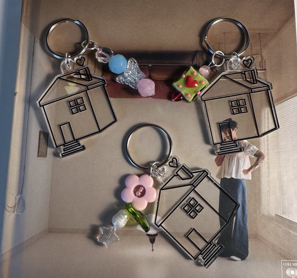 braceletladyy's tweet photo. info about the drop this sunday 4/16!

-at 1pm pst! 
-use code FREESHIP for free shipping on US orders over $40
-10 RANDOM orders will get a free harry's house keychain like the ones pictured below!

https://t.co/4WRWjua7dj (1/3) https://t.co/oGrBvnz2Vy