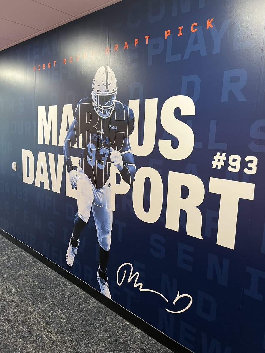 coachbradybrown's tweet photo. Thanks @KurtTraylor @CoachTraylor & @UTSAFTBL for having @JPS_DFB out to practice and meetings yesterday! Great to come back home to see the great things happening @UTSAFTBL π₯#Runner4Life #BirdsUp @CoachBanda_SHS #WeAreDFB https://t.co/gpAUesDID7