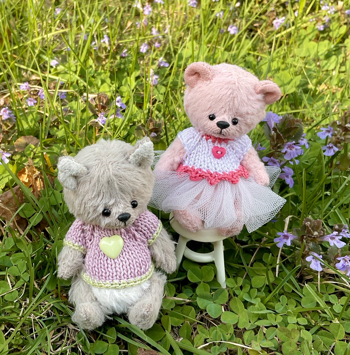 lisanovelline's tweet photo. Because of her new twirly, whirly, tulle tutu, Rose was reluctant to  sit  in  the  grass.  In  fact,  she  was  hesitant  to  go  outside  at  all.   But the day was bursting with flowers  and  sunshine, and Timka would not take no for an answer. Instead, he offered Rose his stool. She accepted. Thanks, Timka. 🥰🌸💗☀️✨ #truefriends #friendship #kindness #childrensbooks