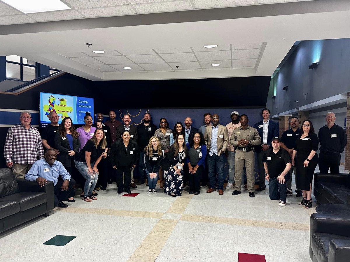 ShannonSEverett's tweet photo. Career Day @CreekValleyMS 💙 https://t.co/jDwM3x1G2E
