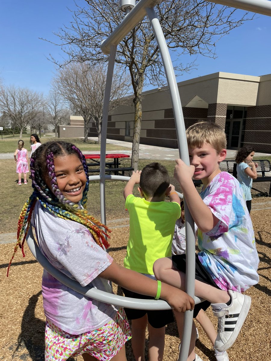 BWPrincipal279's tweet photo. Basswood students enjoy the lovely weather during PBIS Extra Recess. https://t.co/EB6tbKP25y