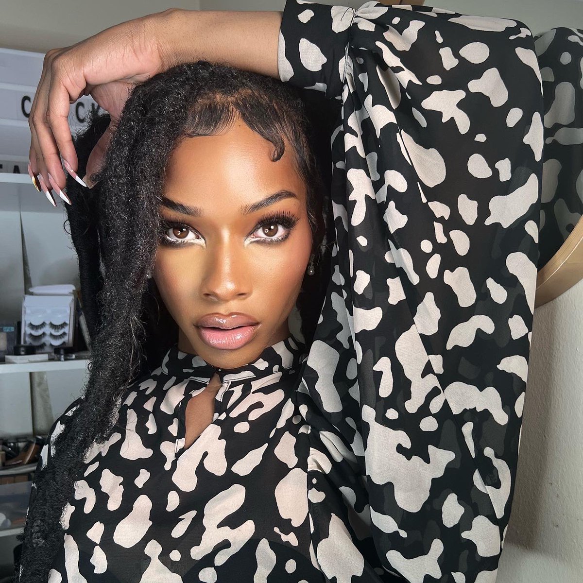 thepaigemonroe's tweet photo. To her man i’m the girl of his dreams ☁️
•
•
•
•
#lipstickhack #aaliyah #grwmmakeup #makeuptransformation #ripaaliyah #makeuptutorial #blackgirlmagic #90smakeup #bratz #makeup #makeuphacks #makeuptrends #viral #reels #maccosmetics #beauty #aaliyahnation #princessofrnb https://t.co/UQcgOUrxZm