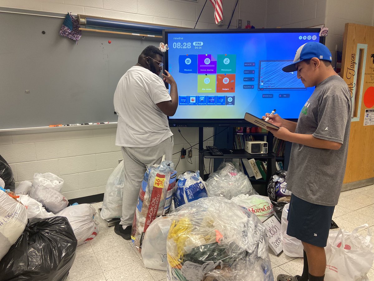 A_Street_Bruins's tweet photo. @ForestParkBruin is in the top 100 schools for the Trex Recycling Challenge!! Over 3,000 lbs!! Keep bringing in those bags! ♻️#trexrecylingchallenge #Recycle2win @PWCSRaul @PWCSEnergyTeam https://t.co/oPNACsEtE4