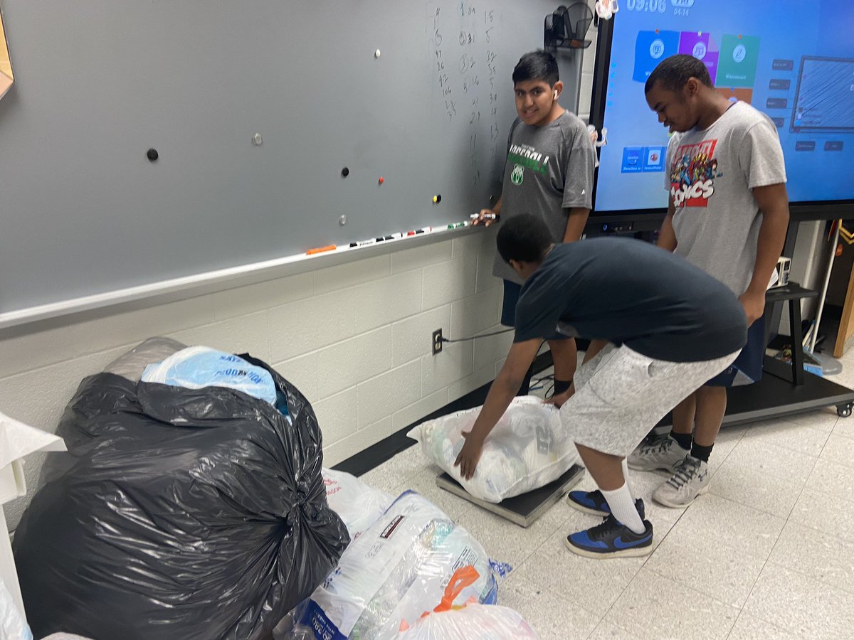 A_Street_Bruins's tweet photo. @ForestParkBruin is in the top 100 schools for the Trex Recycling Challenge!! Over 3,000 lbs!! Keep bringing in those bags! ♻️#trexrecylingchallenge #Recycle2win @PWCSRaul @PWCSEnergyTeam https://t.co/oPNACsEtE4