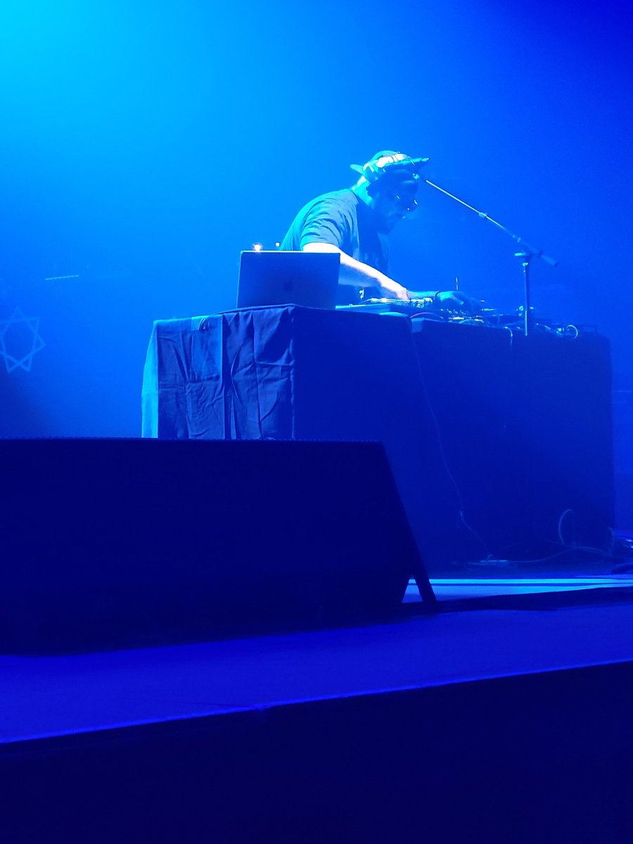 LiL_Lost_Lenore's tweet photo. Maseo from De La Soul, DJing at the Gorillaz Vegas show 4-12-23 . #DjMaseo #Gorillaz #GorillazinVegas #Gorillazvegas #Vegas https://t.co/v8vjmZGvHF