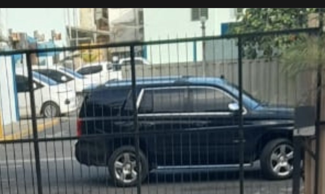 ANPA_RD's tweet photo. Camioneta oficial del Ministro de Agricultura captado por una de nuestras cámaras escondidas, supervisando el acto de vandalismo @DIGEIGRD @OrtizBosch @luisabinader @AntolianoPR @HomeroFigueroaG https://t.co/ZMMSBlgW6v