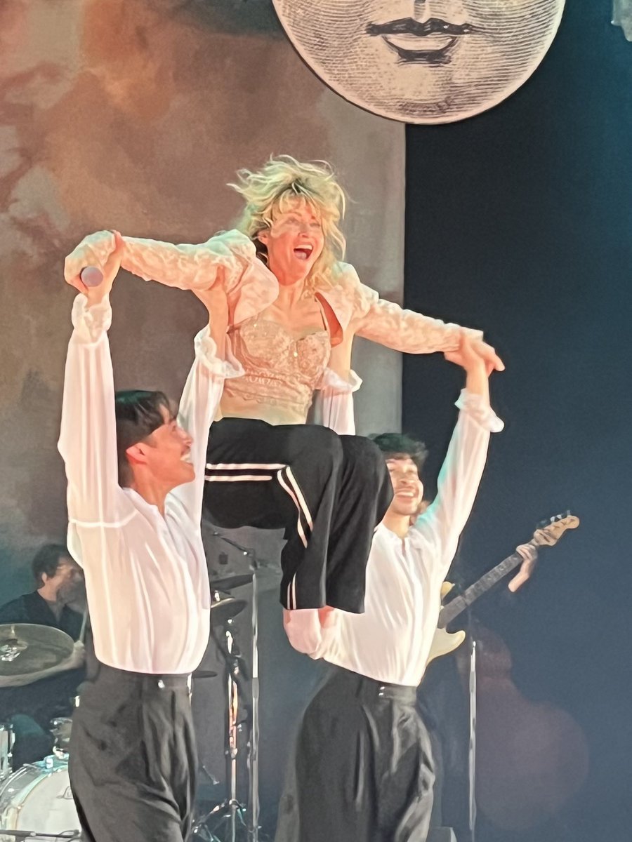 Bianc1972's tweet photo. 2 x een uitverkocht @LuxorTheater voor @tendamme  . Ech wel gers . Next stop @rotterdamahoy ? 😉Rotterdam leg aan je voeten ❤️😍😉 https://t.co/2kcpqADmHs