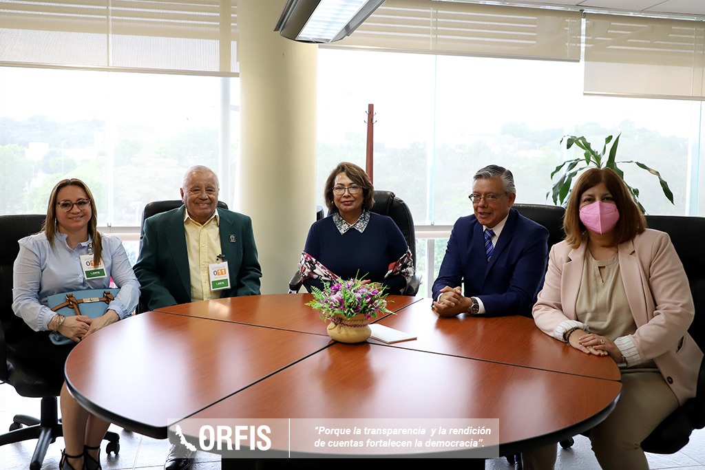 ORFIS_VER's tweet photo. La Auditora General, Mtra. @deliaGonzalezC3, acompañada del personal directivo, se reunió con el Dr. Mario Raúl Mijares Sánchez, Rector del #COLVER, y la Mtra. María del Carmen Celis Pérez, Subdirectora del COLVER; previo a la reunión informativa de la Especialidad en PbR – SED. https://t.co/6daKRGHMGz