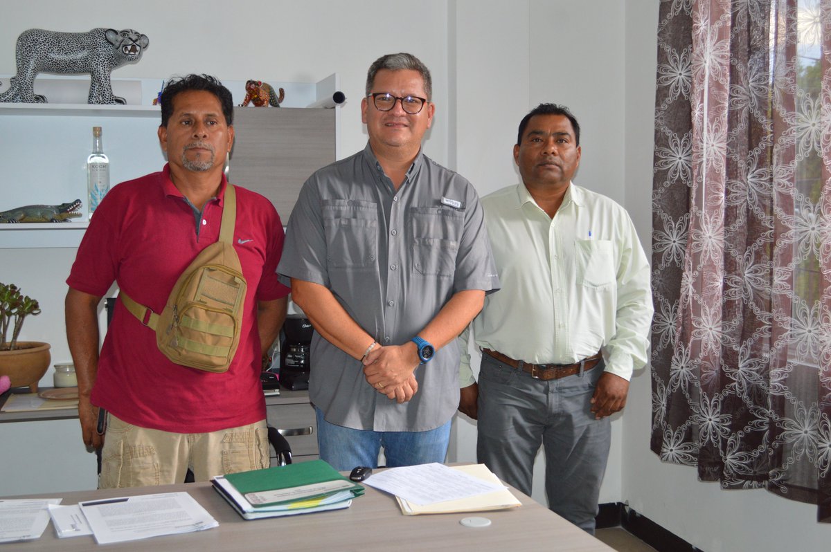 PROPAEO_OAX's tweet photo. El Presidente Municipal de San Martín Tilcajete y el Regidor de Ecología visitaron las instalaciones de la #PROPAEO para revisar el tema de RSU de su comunidad, con la finalidad de trabajar coordinadamente para poder tener un buen manejo de estos residuos en dicha población. https://t.co/E9nUk8fHb6