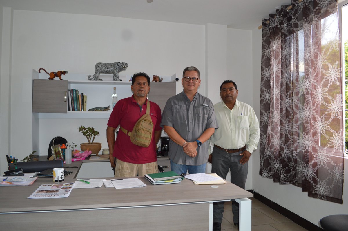 PROPAEO_OAX's tweet photo. El Presidente Municipal de San Martín Tilcajete y el Regidor de Ecología visitaron las instalaciones de la #PROPAEO para revisar el tema de RSU de su comunidad, con la finalidad de trabajar coordinadamente para poder tener un buen manejo de estos residuos en dicha población. https://t.co/E9nUk8fHb6