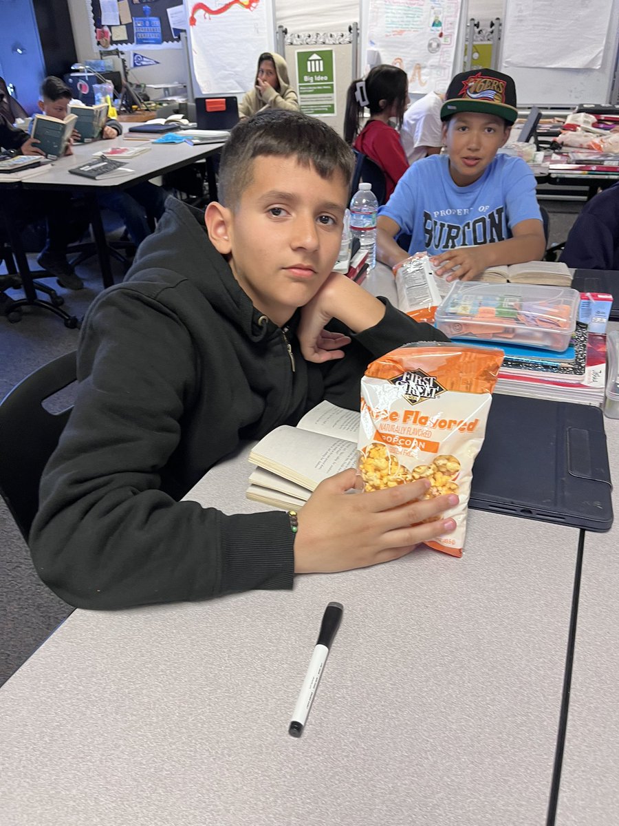 LisaLop40562397's tweet photo. Popcorn and a candy bar for students who met their reading or math goal or both. Thanks so much @BES_VP @btorres78 https://t.co/DsTGzUwd1z
