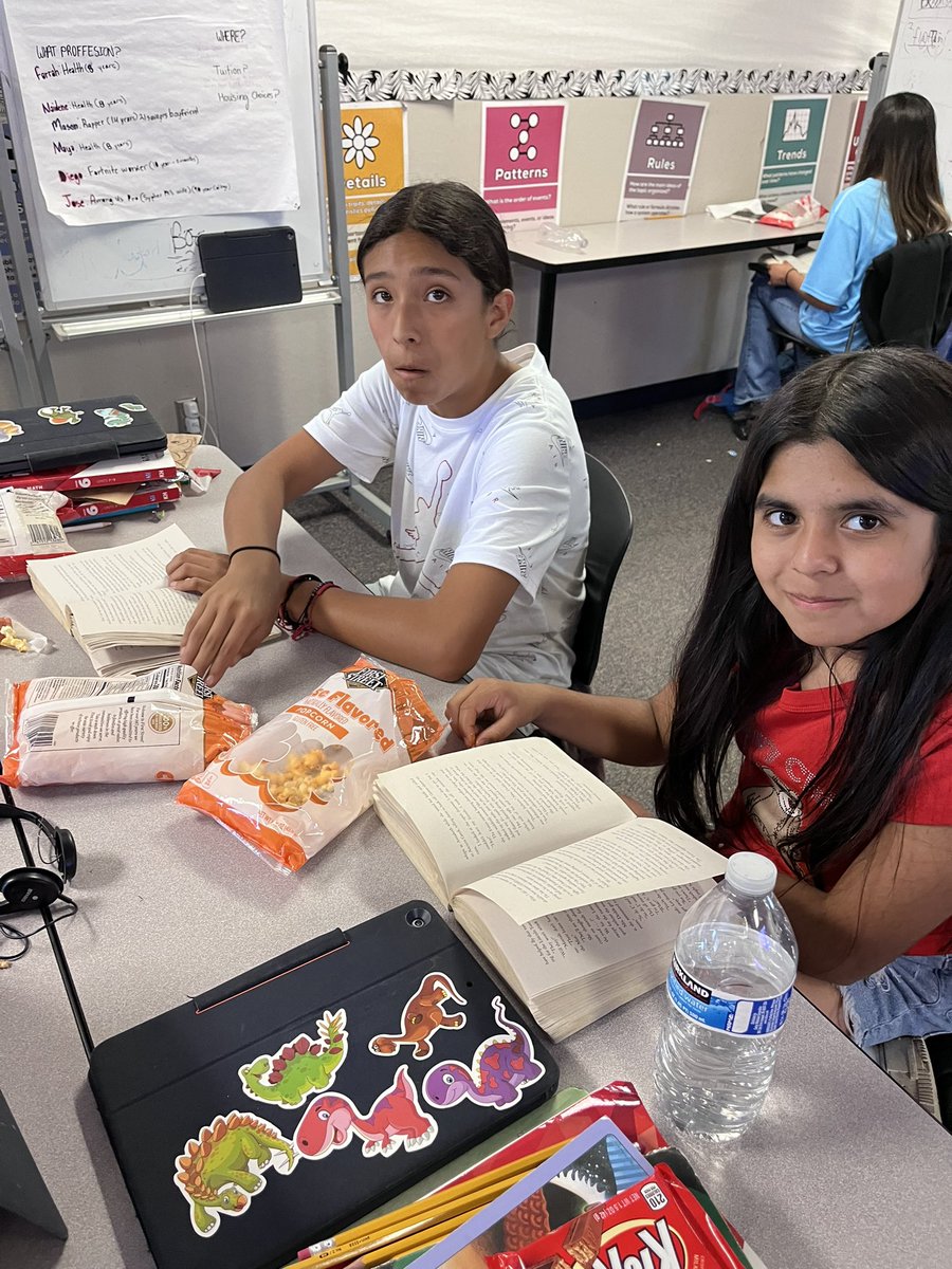 LisaLop40562397's tweet photo. Popcorn and a candy bar for students who met their reading or math goal or both. Thanks so much @BES_VP @btorres78 https://t.co/DsTGzUwd1z