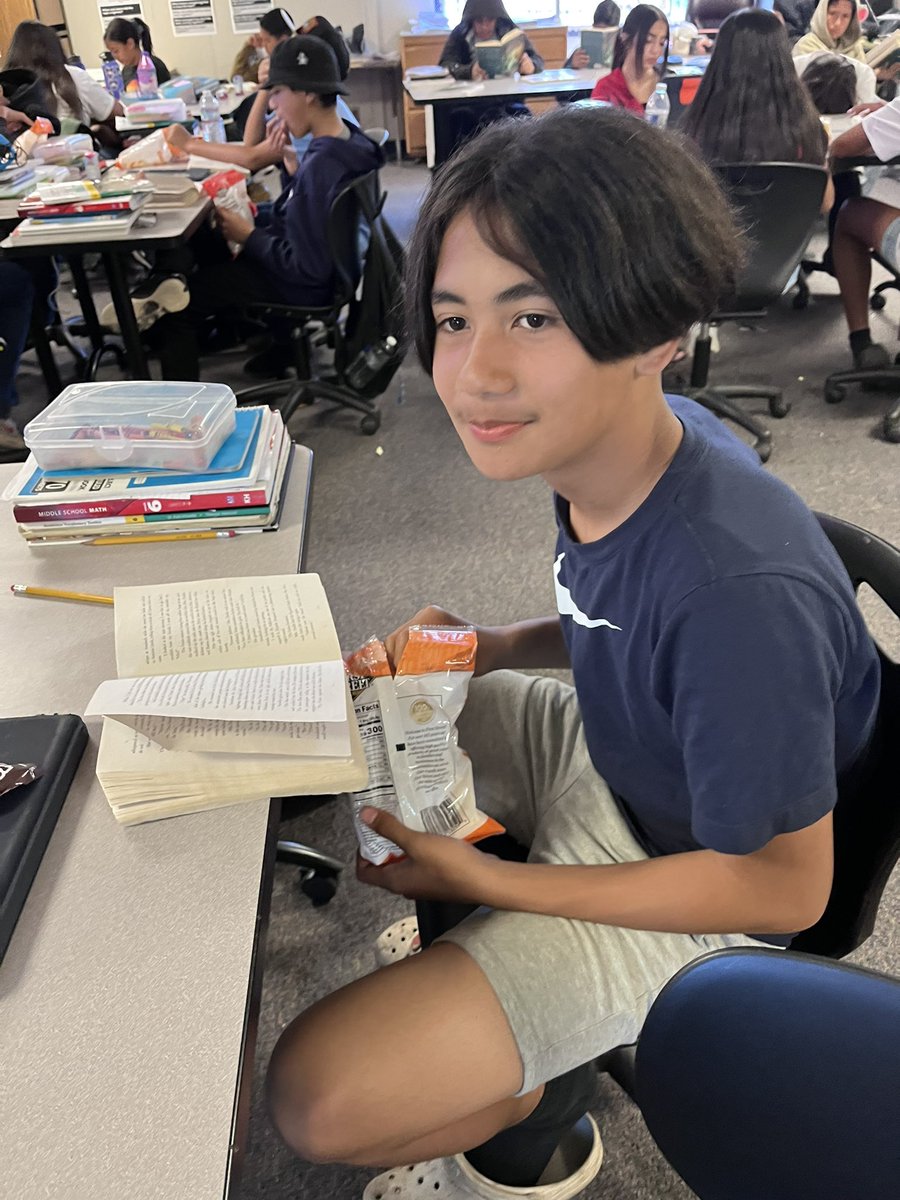 LisaLop40562397's tweet photo. Popcorn and a candy bar for students who met their reading or math goal or both. Thanks so much @BES_VP @btorres78 https://t.co/DsTGzUwd1z