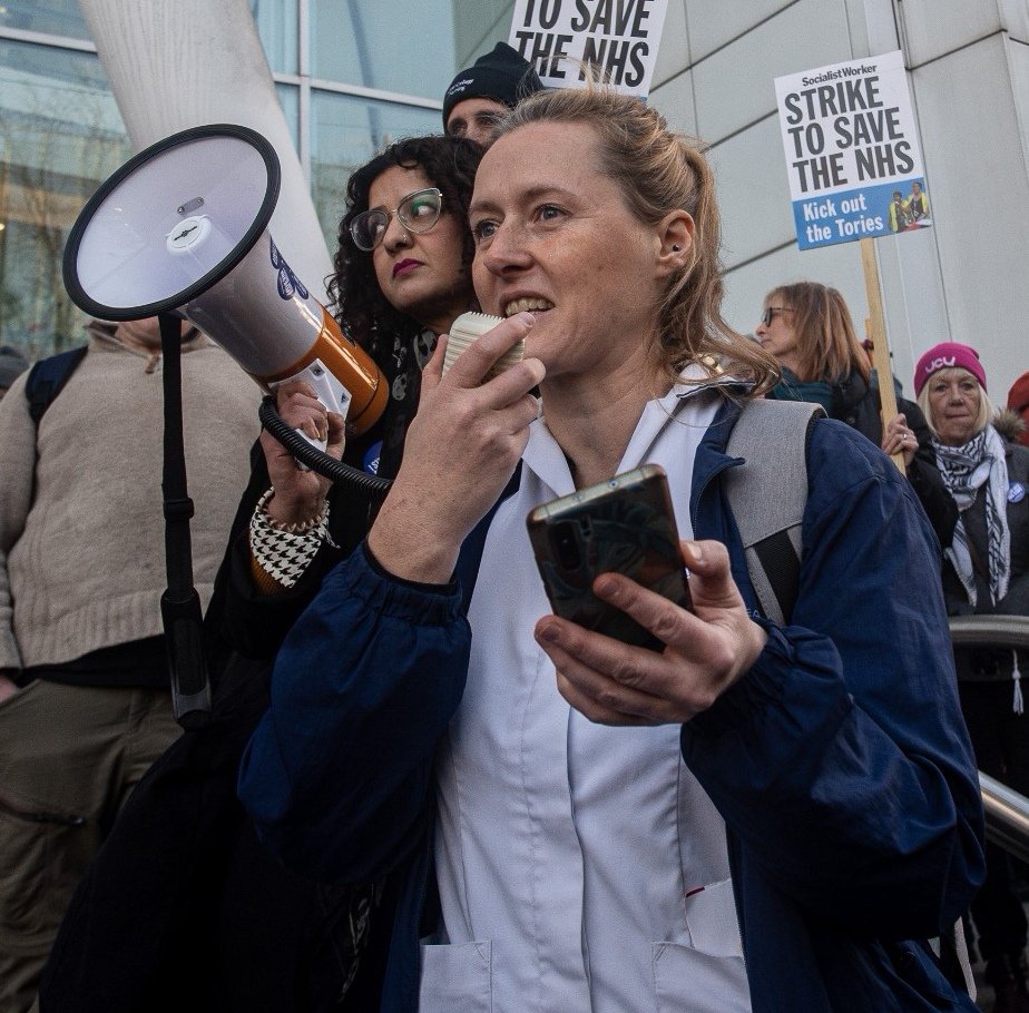 Hi! 
I am an NHS campaigner, an occupational therapist, a UNISON member and rep, and a socialist.

I voted against the NHS pay offer because I thought we need more to retain staff and defend the NHS.

Please follow if you also want to fight for the NHS. 

#followbackfriday