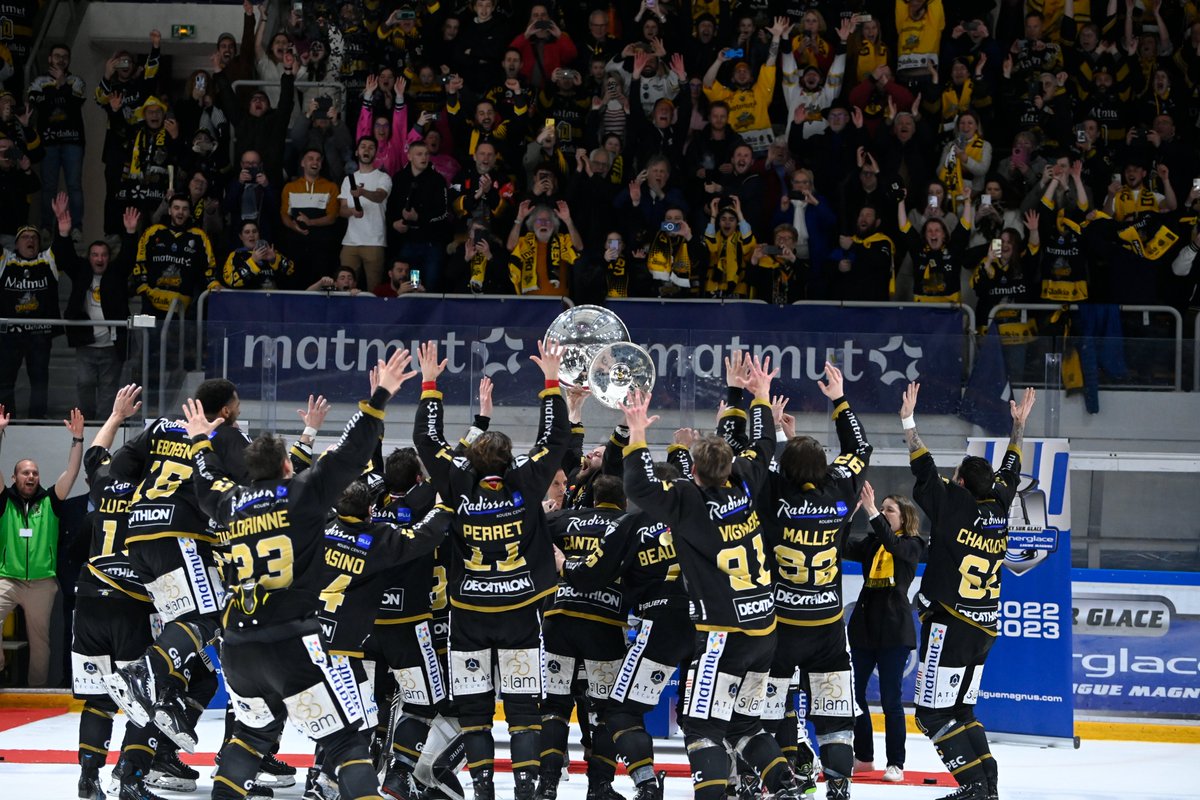 lequipe's tweet photo. Dix-septième titre de champion de France pour les Dragons de Rouen, vendredi soir, victorieux des Brûleurs de Loups de Grenoble (4-3) au bout de la prolongation en match 6 de Ligue Magnus. https://t.co/w8XGk3S4Si https://t.co/NHHx2uYShH