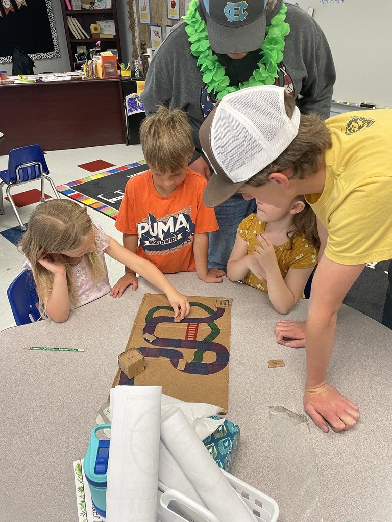 USD288's tweet photo. One of the many things we love about our school is the involvement with our older students and younger students. Our middle school students made up games and they played them with our Kindergarten students today. #CHstrong https://t.co/zUGaTE7EIK