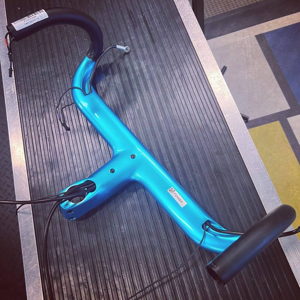 twohubs00's tweet photo. In 2 months, we’ll probably be doing less builds like this.  Laying down the foundations before the build.
#twohubs #bikeporn #probuild #internalcablerouting #eps #lesswires #wireless #campagnolo #wilier #wiliertriestina #alabarda https://t.co/4nQogKSRqD https://t.co/pbWnrx0uwM