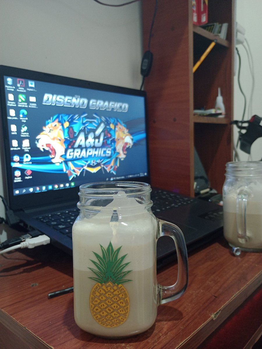Stimar9's tweet photo. Trabajando duro y parejo con unas buenas onces el vaso es un símbolo subliminal https://t.co/881Ij4tMbO