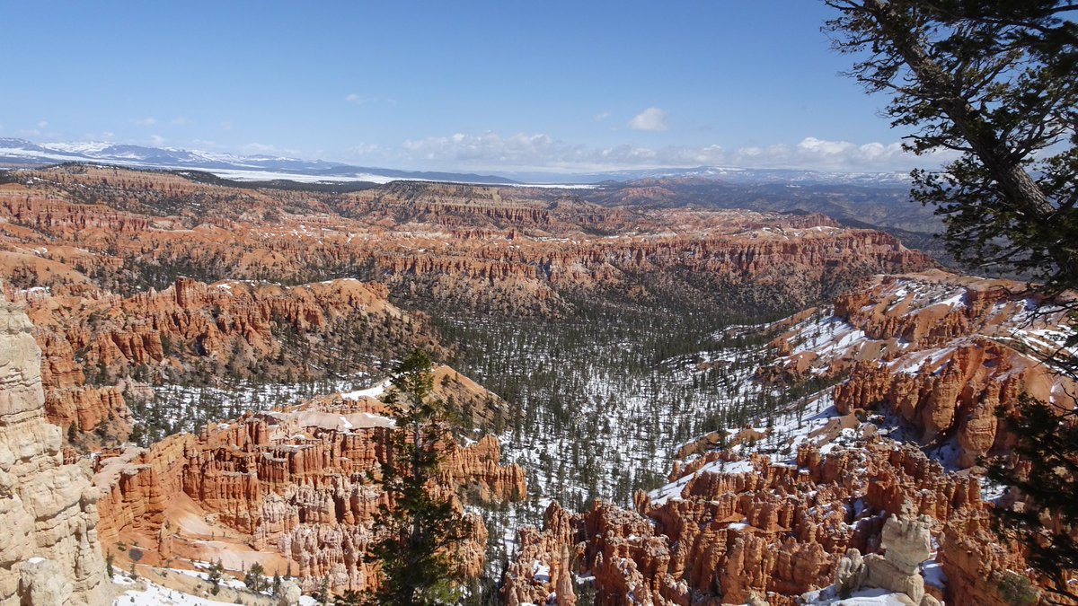 keades55's tweet photo. Hiking in Bryce Canyon, Utah is beautiful. With a dusting of snow from last night it made everything pop.  Loving Utah. https://t.co/kaBpQN6ngG
