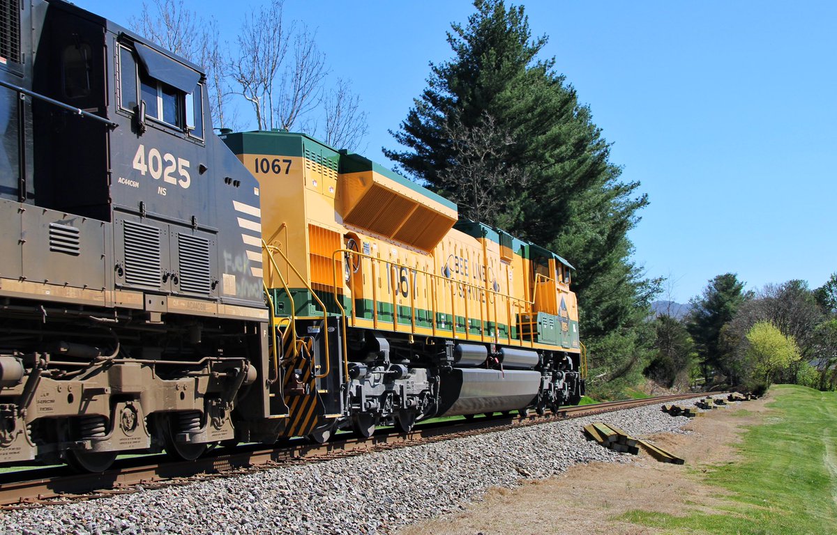 RFPProductions's tweet photo. π Line back in service with a fresh coat of paint! I was fortunate enough to line up a drive to Southern VA perfectly with 11Z and their trip south! Here are pics from 2 of the 4 locations I saw it - Elkton and Grottoes, VA!
#norfolksouthern
#heritageunit
#ns1067 https://t.co/4v5TXnGXfI
