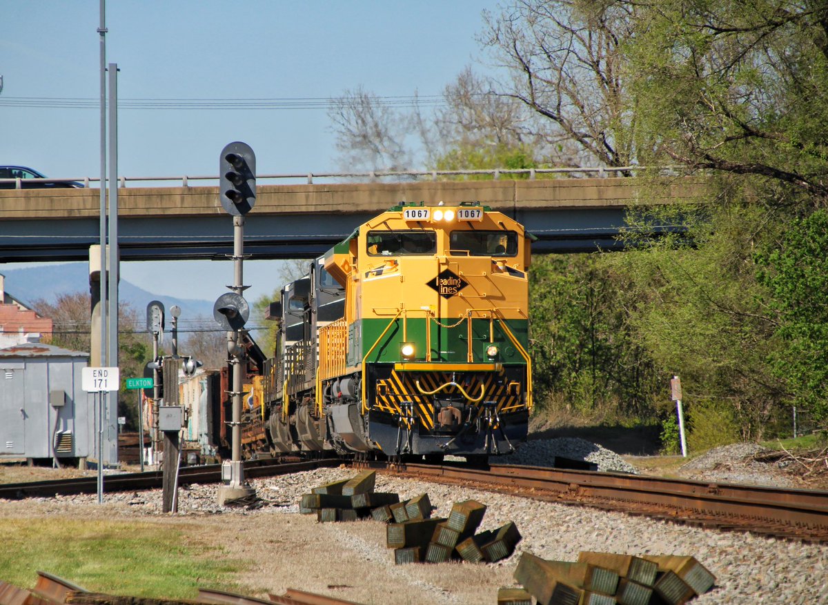 RFPProductions's tweet photo. π Line back in service with a fresh coat of paint! I was fortunate enough to line up a drive to Southern VA perfectly with 11Z and their trip south! Here are pics from 2 of the 4 locations I saw it - Elkton and Grottoes, VA!
#norfolksouthern
#heritageunit
#ns1067 https://t.co/4v5TXnGXfI