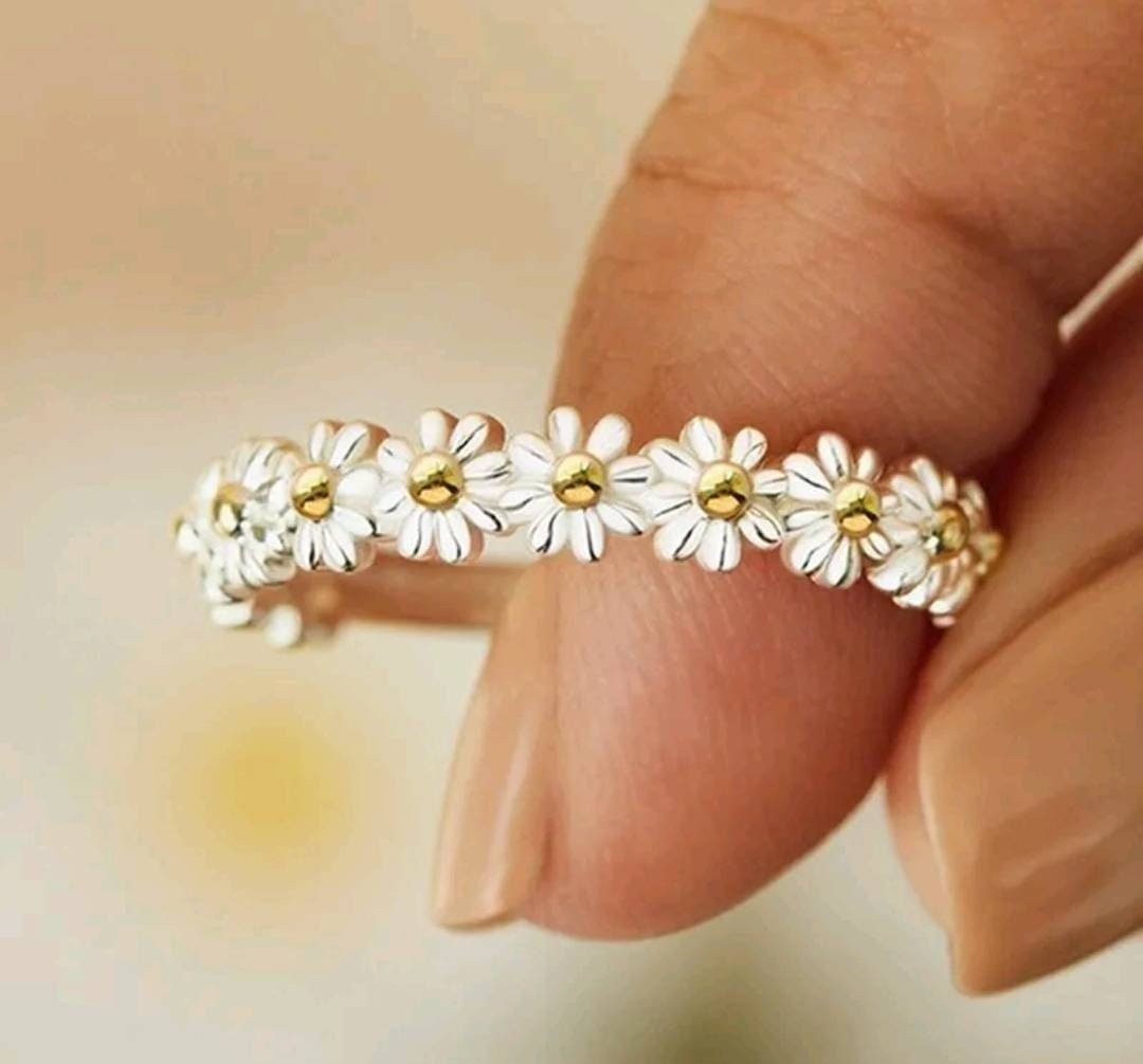 #etsy shop: Ring (M N P) - daisy

#etsyukseller #rings #silverrings #daisyring #floralring #cuterings #giftsforher #mothersdaygift #valentinesgift #femalesecretsantagift #quirkycreationsni  etsy.me/40q26eZ