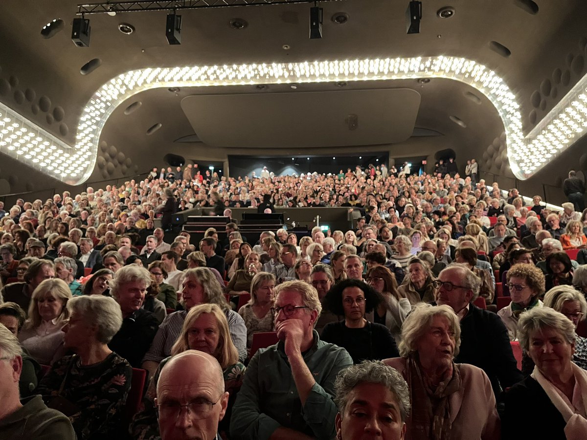 Bianc1972's tweet photo. In een uitverkocht @LuxorTheater genoten van @tendamme . Het is altijd genieten , maar in Rotterdam net wat meer 😉 https://t.co/OiRXNuXyi4