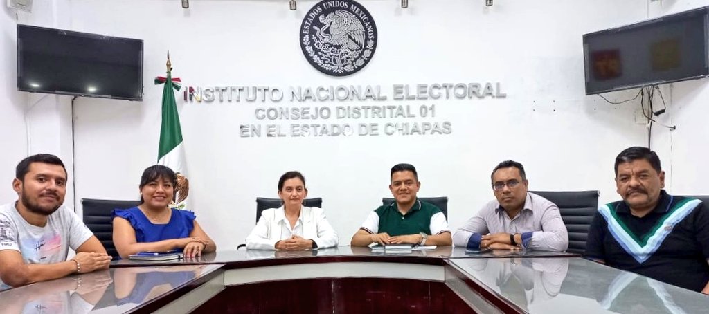 INE_Chiapas's tweet photo. Para mantener una comunicación cercana y de confianza, Claudia Rodriguez Sánchez, Delegada del INEChiapas, visitó hoy las instalaciones del #Distrito01Palenque, mantuvo reunión de trabajo con la y los vocales de área, personal administrativo y del módulo de atención ciudadana. https://t.co/SkdBPkj1m7