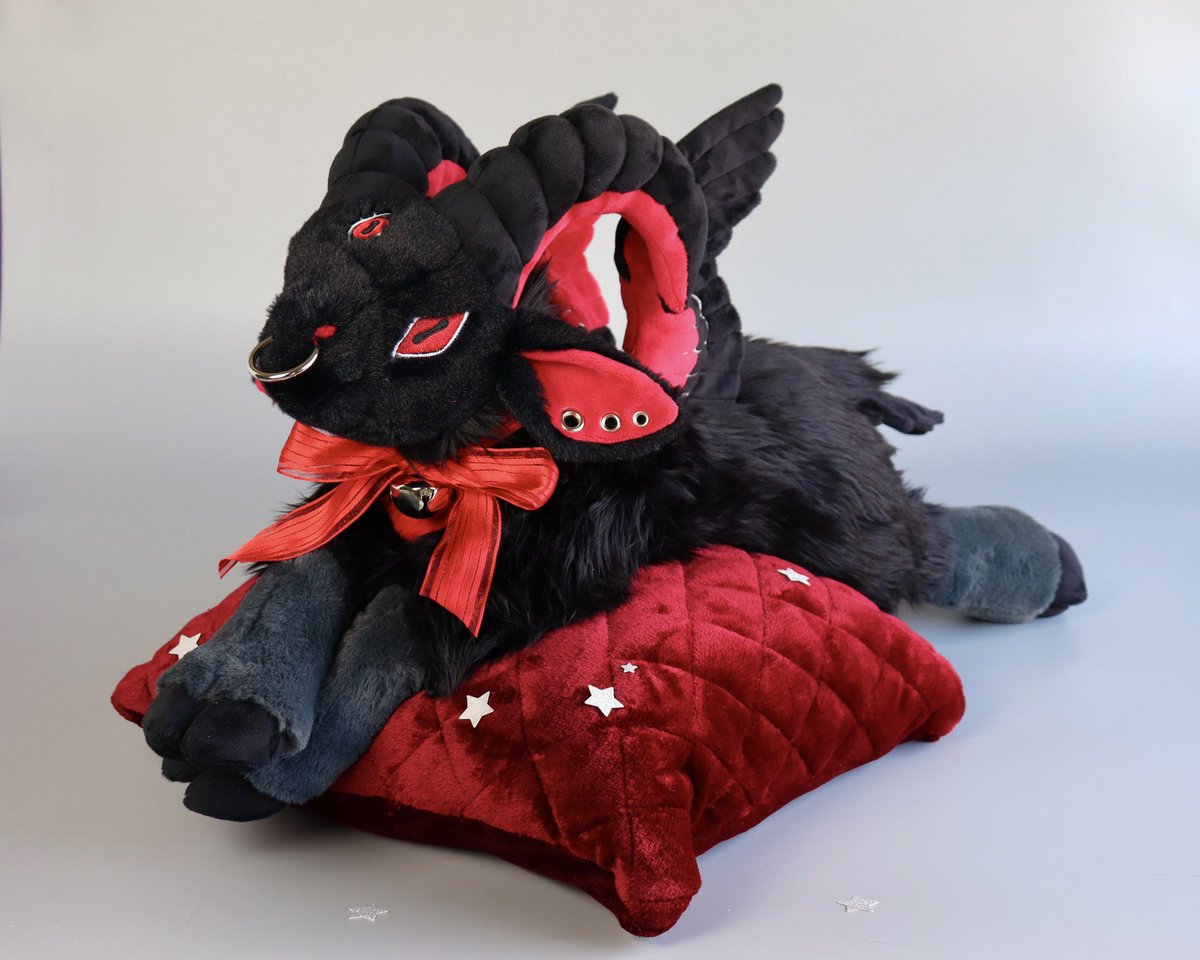 CirquellCurios's tweet photo. Black and red always looks good on a demon doesn’t it? 🖤❤️

This “Dracula” parrot inspired goat is available for bids until Sunday 4/16 at 5 pm pst. Link in bio! ✨ https://t.co/Qfun9mivao