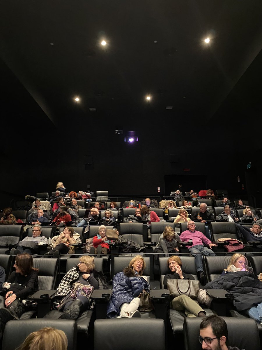 Che bel film #scordato di Rocco Papaleo. Comicità e musica adatta attorno ad un racconto di primavera alla francese. La #basilicata come Heimat , i 60 anni come nuova linea d’ombra, gli anni 70 raccontati con vertigine. Per quelli fuori dal coro. Sala piena a Salerno.